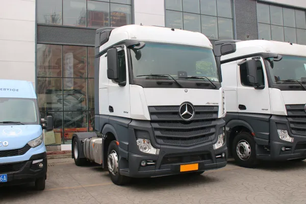 Mercedes-Benz новый тяжелый грузовик Actros мощностью 420 лошадиных сил 4X2 (модель 1842 года)