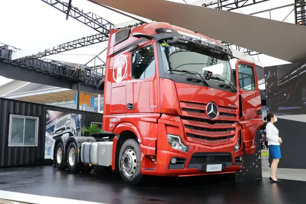 новый тягач Mercedes-Benz Actros мощностью 510 лошадиных сил 6X2R