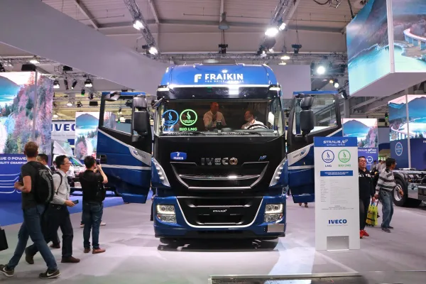 тяжелый грузовик Iveco Stralis 460hp 6X2 LNG (AT260S46Y / FS-CM NP)