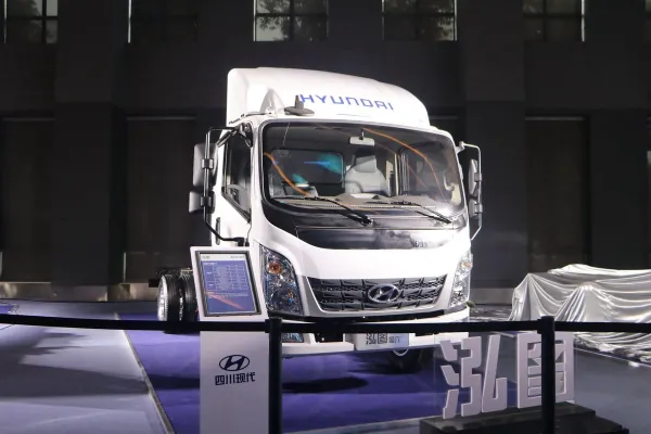коммерческий автомобиль Hyundai Hongtu 300150 лошадиных сил 4X2 4,165 м однорядный фургон (страна 6) (CHM5040XXYZDC33T)